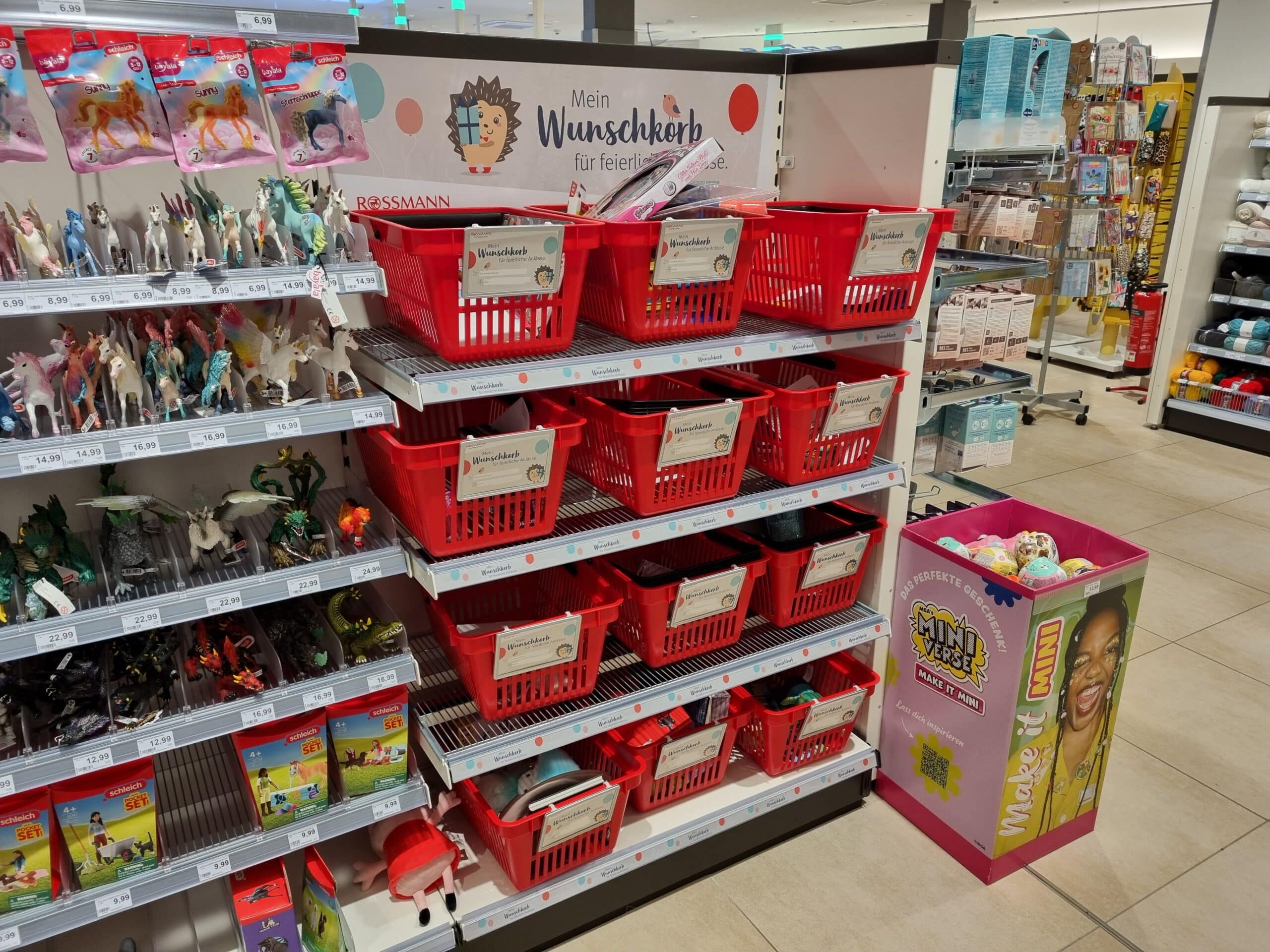 Mehrere Wunschkisten, die bereits von Kindern in einer Rossmann Filiale befüllt wurden.