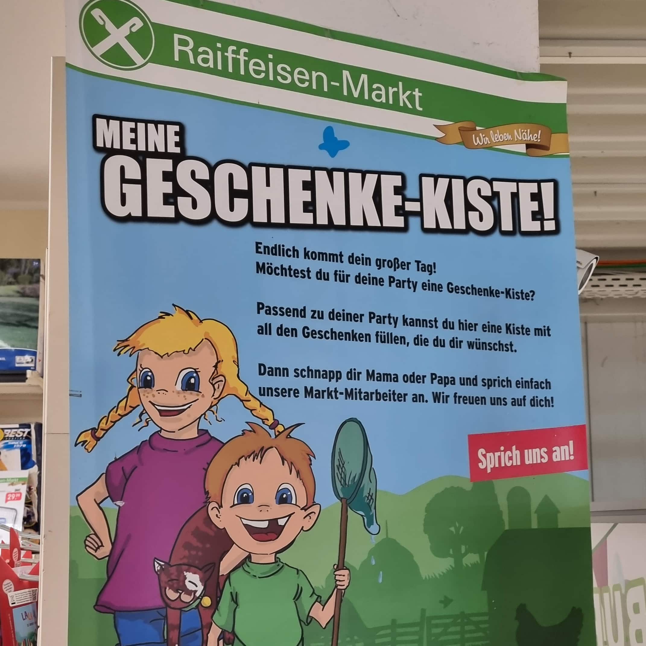 Poster der Raiffeisen-Markt Geschenkekiste in einer Filiale