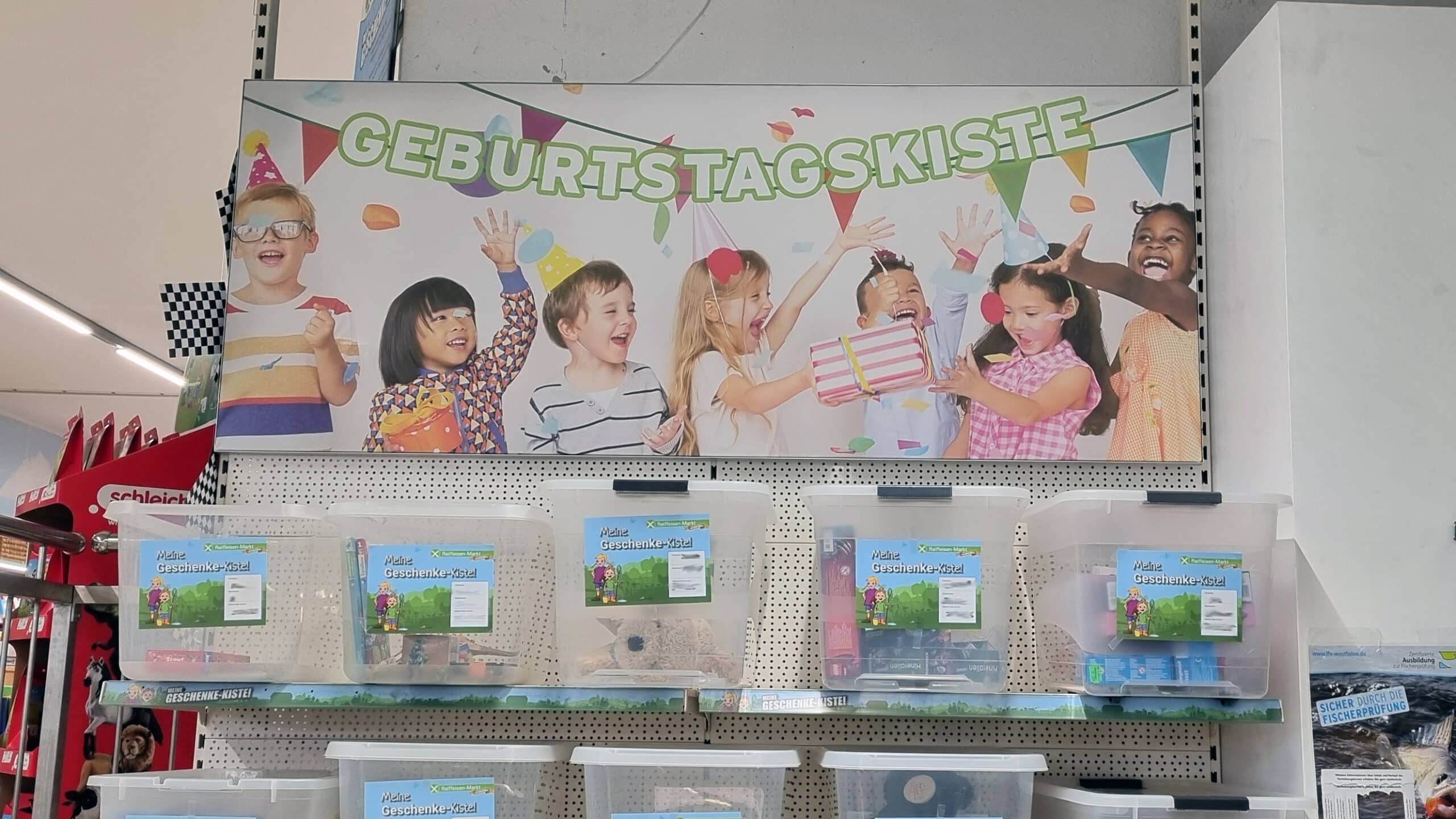 Foto eines Werbebanners für die Raiffeisen-Markt Geschenkekiste