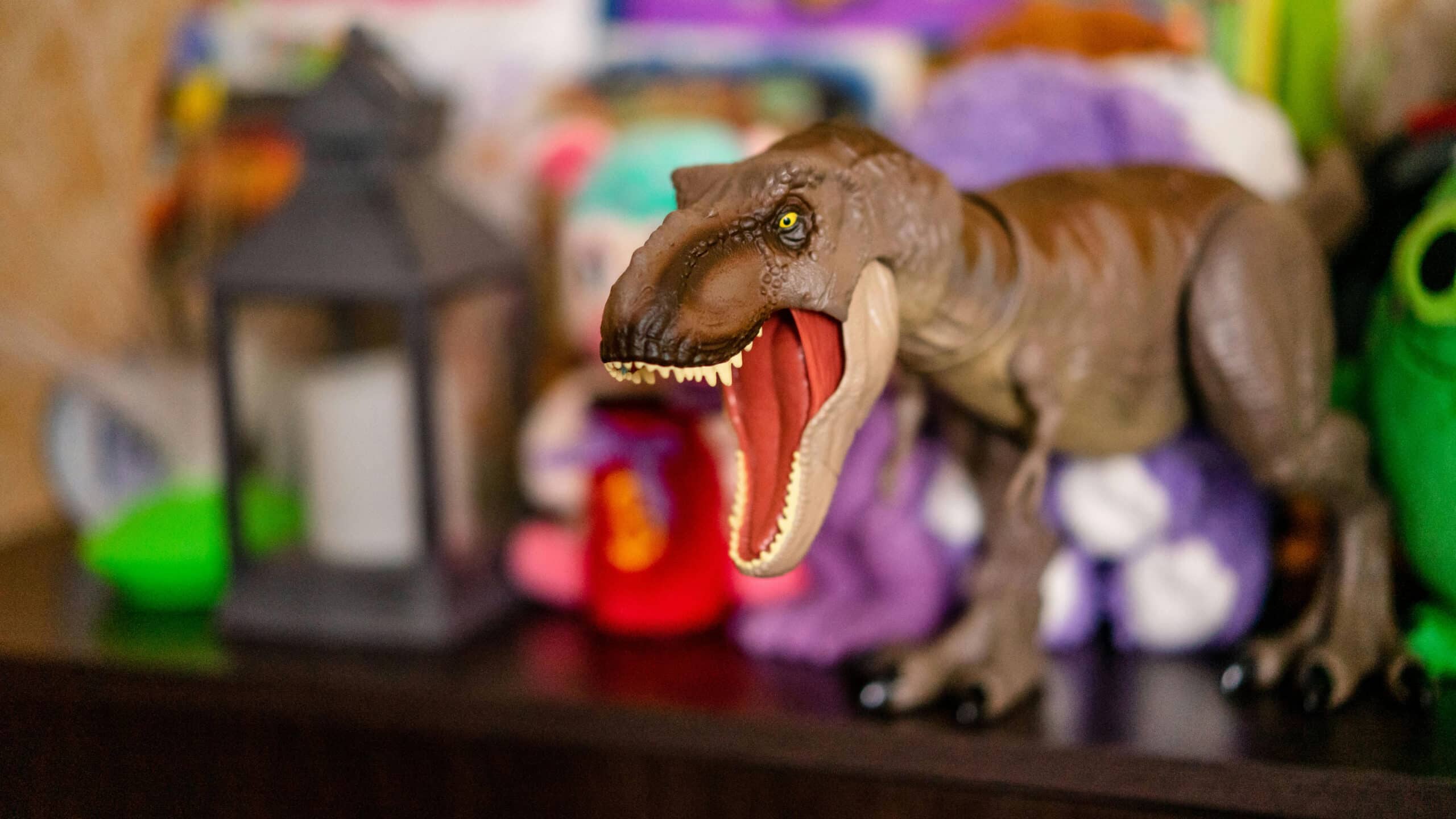 Ein Dinosaurier mit aufgerissenem Maul in einem Kinderzimmer.