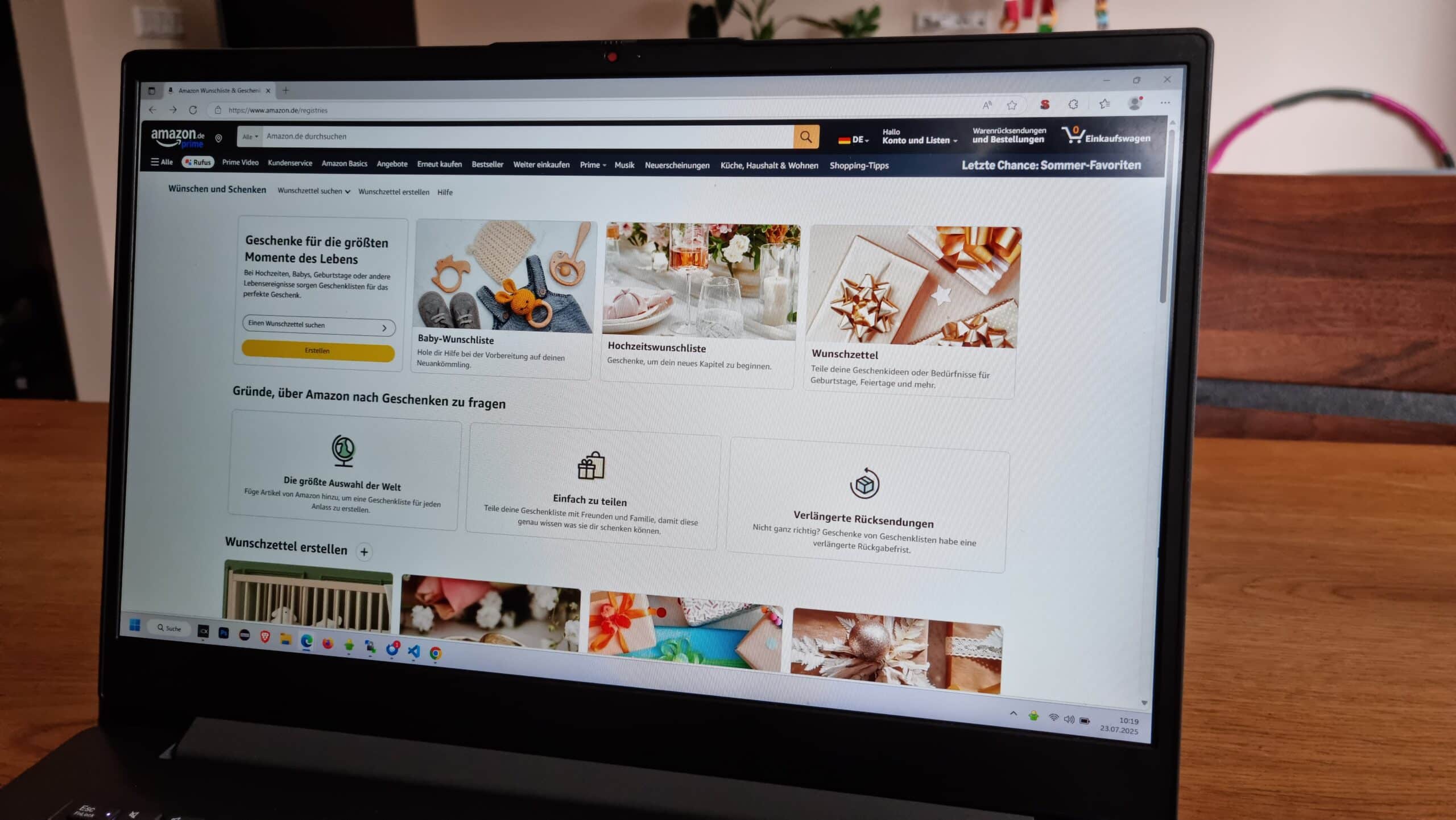 Foto eines Bildschirms, auf dem die Amazon Website geöffnet ist, mit der die Wunschliste erstellt werden kann