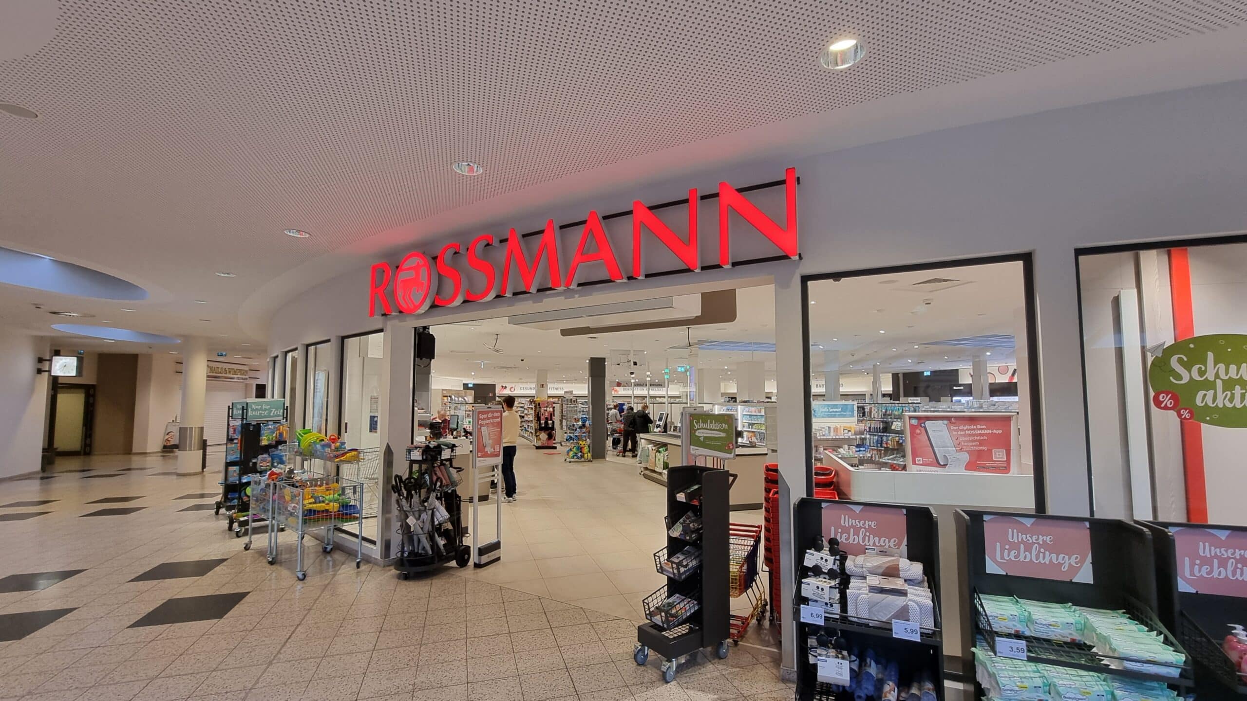 Foto des Eingangs einer Rossmannfiliale in einem Einkaufszentrum