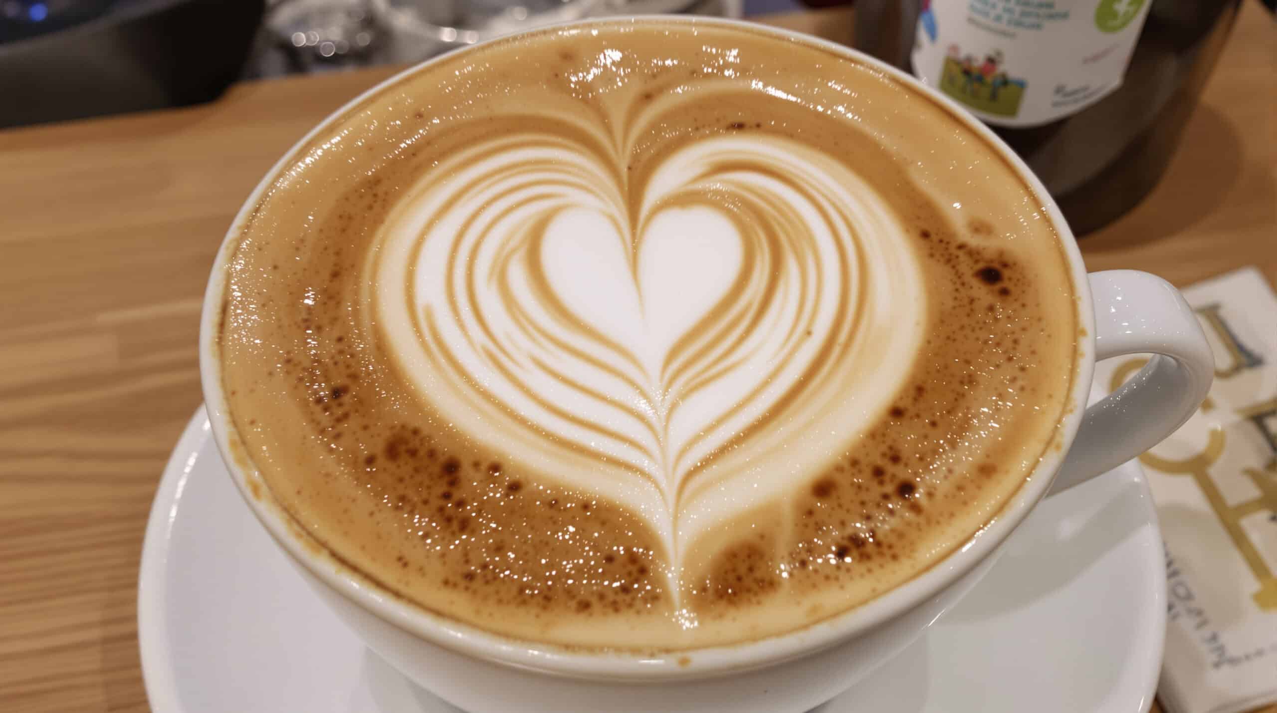 Eine Latte Art mit Herzform