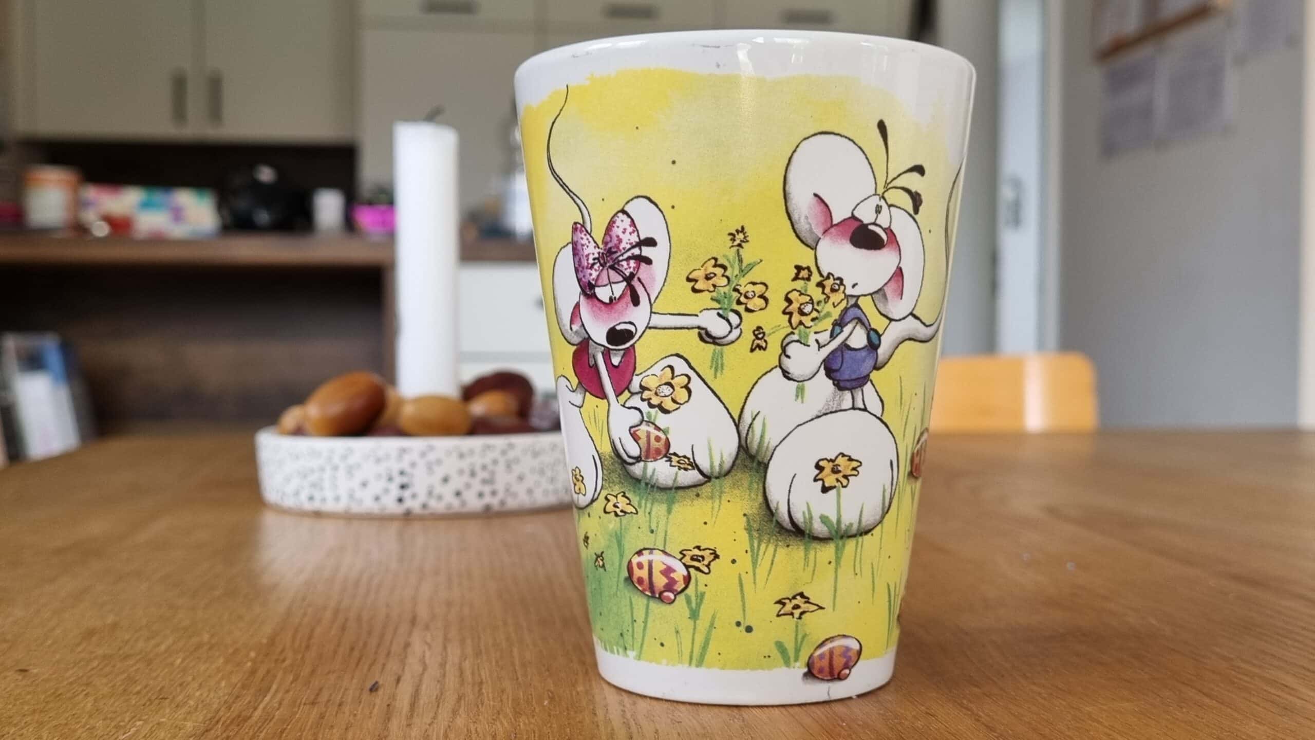 Eine Diddl Tasse fotografiert auf einem Tisch